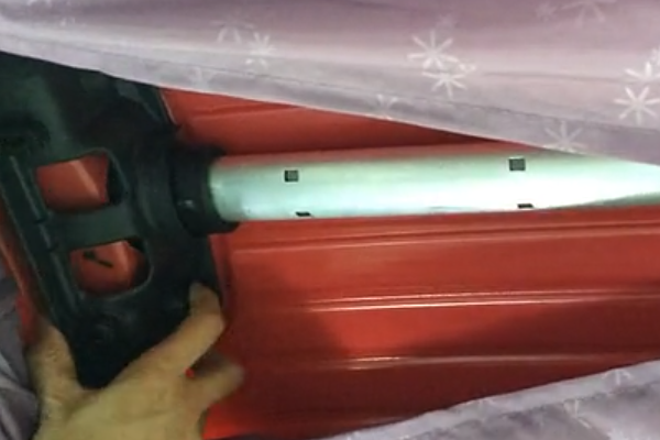 拉杆箱的杆子怎么拆？