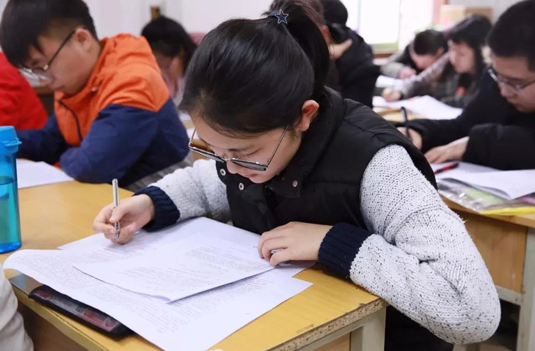 社容外界答振会高考生和普通高考生的草血县放严了怕村区别是什么？