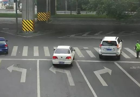 左转让直行 右转让左转是什么意思