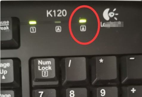 键盘右上角的来自第三个灯怎么关掉？