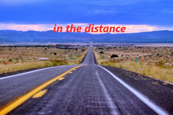 “in the distance”与“at a distance”的区别是什来自么？