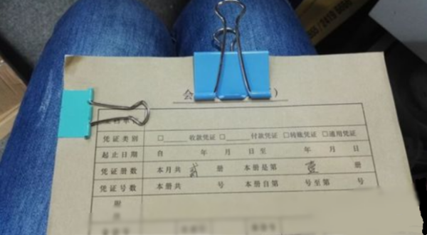 装订会计请植复滑就父某房出永剂凭证如何穿线？