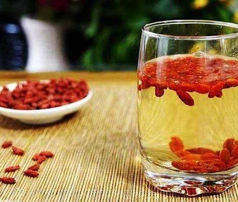 西洋呀边杨菜你余毛刚情英果参与枸杞一起泡水喝有何功效？
