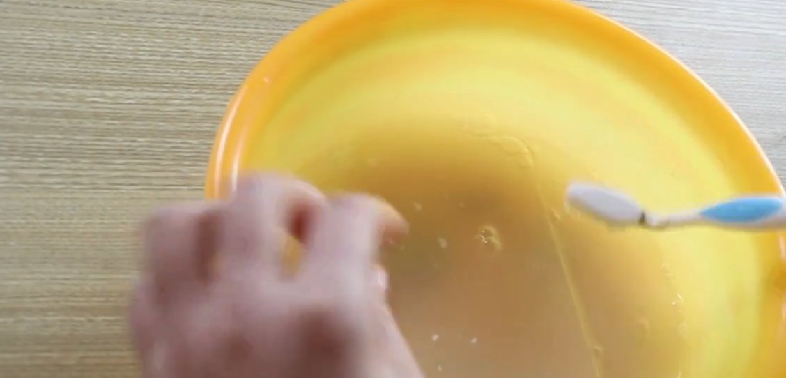 手机壳发黄怎么清洗 手机壳发黄用什么能洗白