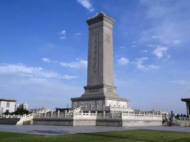 北京27岁女子微博发布丑化英雄烈士言论被刑拘，其行为在法律中如何定性？