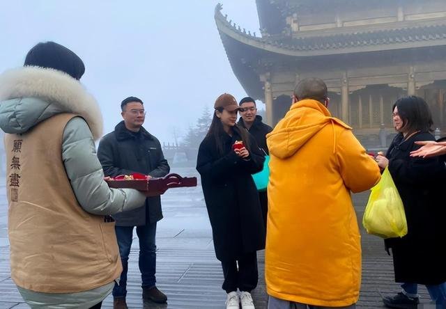 网友峨眉山偶遇Angelababy，素颜出镜的她状态怎么样？