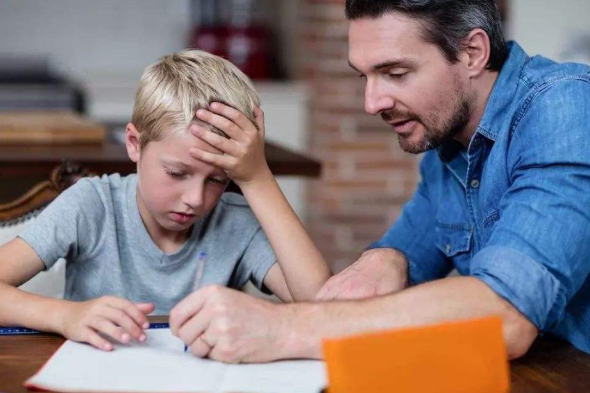 漓江的水真静啊，静得让你感觉不到它在流动；漓江的水真清啊，清得可以看见江底的沙石；漓江的水真绿啊，