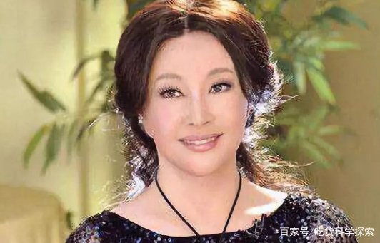 郭晶晶60岁婆婆素颜照，和62岁刘晓庆比较，没整容反而更美吗？