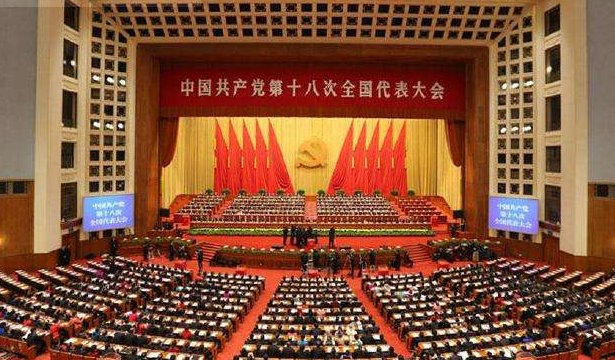 纷繁世事多元应，击鼓催征稳驭舟。这句话字面上是什么含义？