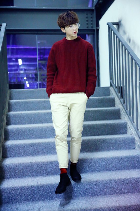 有没有蔡徐坤下面图片同一个系列的图？要高清单独的，谢谢