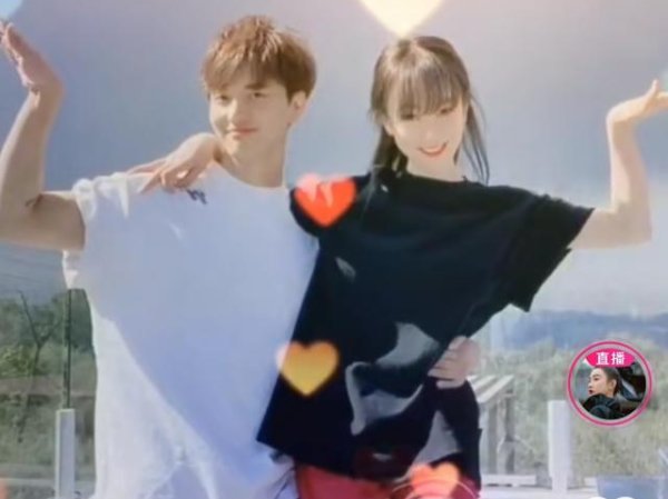 张檬男友小五也晒出一张全素颜自拍，两人感情真的有那么好吗？