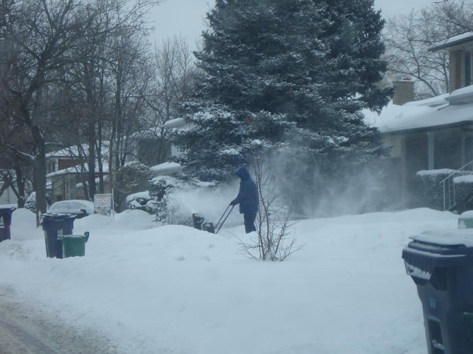 各人自扫门前雪，哪管他人瓦上霜的意思是什么?