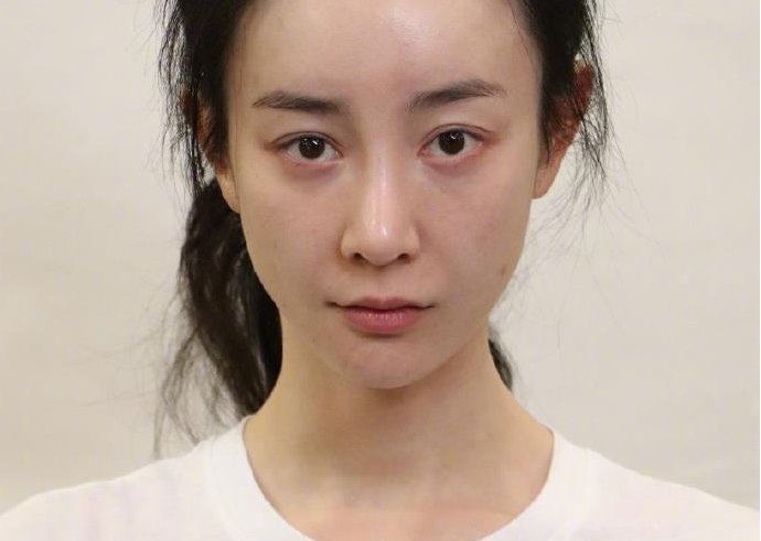 张檬男友小五也晒出一张全素颜自拍，两人感情真的有那么好吗？