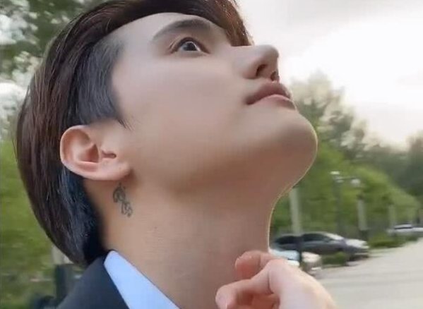 张檬男友小五也晒出一张全素颜自拍，两人感情真的有那么好吗？