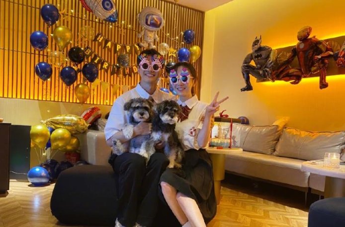 张檬男友小五也晒出一张全素颜自拍，两人感情真的有那么好吗？