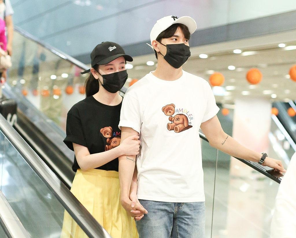 张檬男友小五也晒出一张全素颜自拍，两人感情真的有那么好吗？