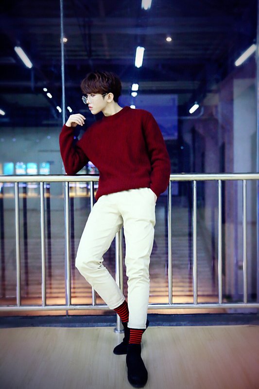 有没有蔡徐坤下面图片同一个系列的图？要高清单独的，谢谢