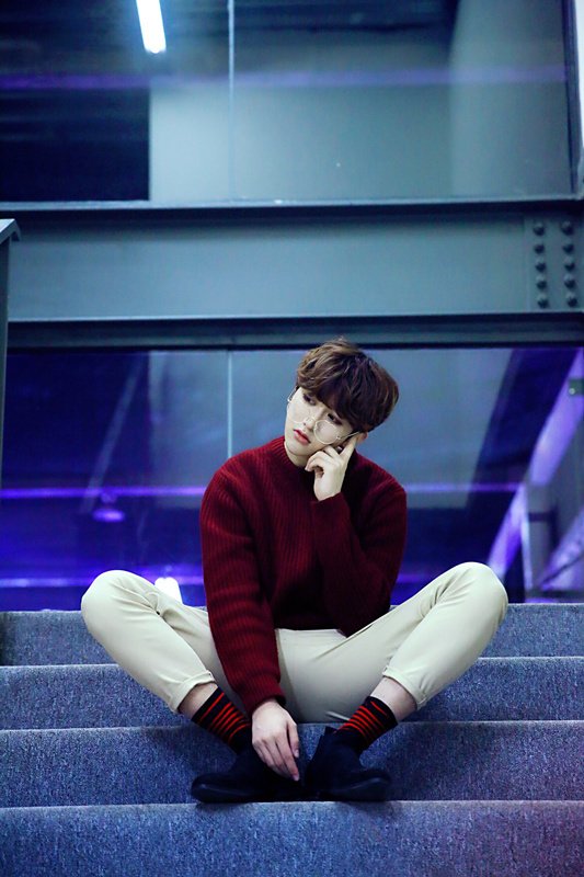 有没有蔡徐坤下面图片同一个系列的图？要高清单独的，谢谢