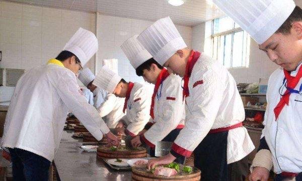 男生初中毕业学什么技术以后有前途?