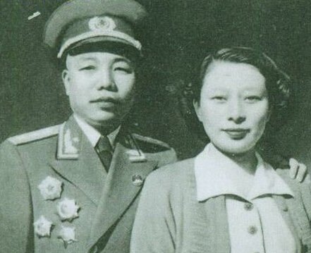 肖华的生平履历