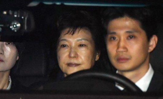 朴槿惠为什么坐牢