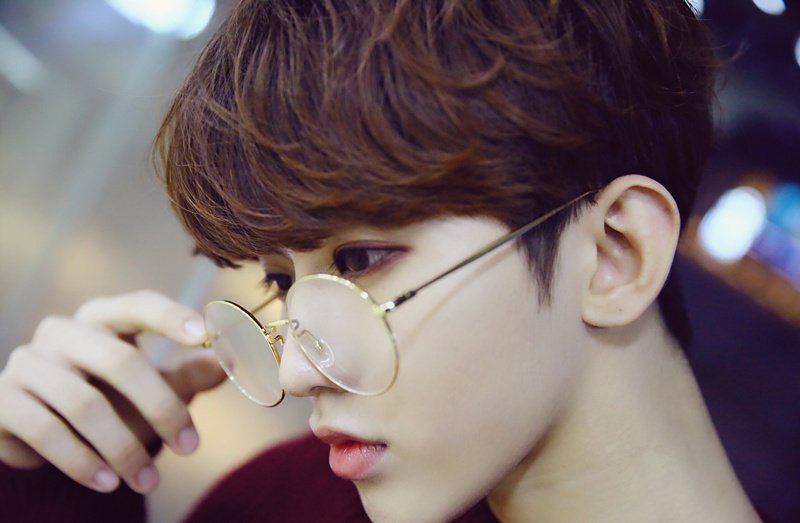 有没有蔡徐坤下面图片同一个系列的图?要高清单独的,谢谢