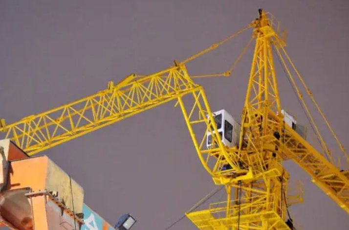 重庆一大桥发生了塔吊倒塌事故，有人员受伤，施工方应该承担什么责任呢？