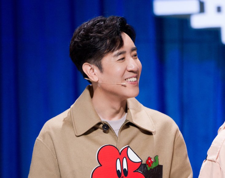 在《一年一度喜剧大赛》中，于和伟被迫成为导师席C位，到底发生了什么事？