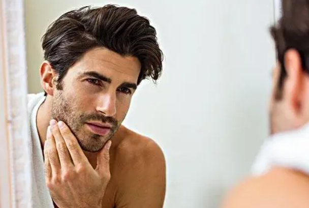 对着镜子做什么?