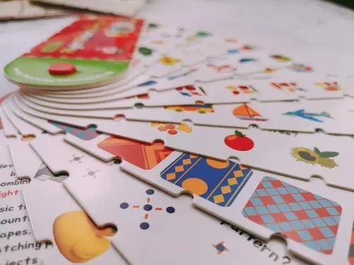 请问有一种小玩具会旋转的，中间有两个小洞用绳子穿过。用手拉住两端顺同一方向摆转，后用力拉伸它就会转