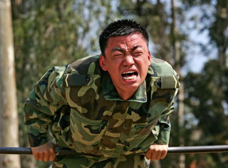 《士兵突击》主演人员聚餐,豪车不断,他们心态发生了变化吗?