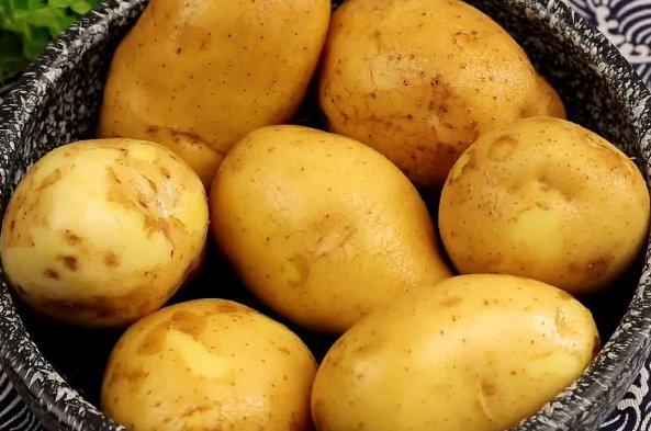 车上两个?上面一个吃的土豆