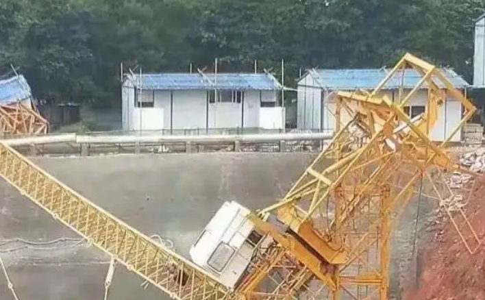 重庆一大桥发生了塔吊倒塌事故，有人员受伤，施工方应该承担什么责任呢？