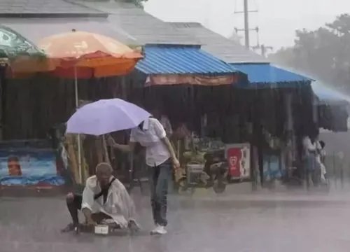 河北一男子在暴雨中入睡，面对着残酷的现实，我们又该如何承受？