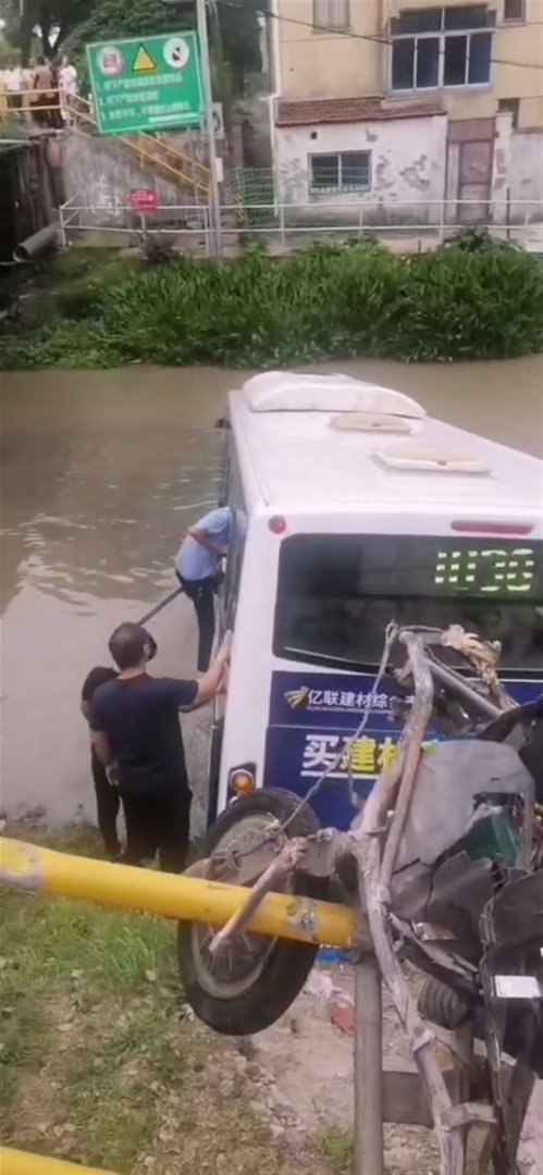 上海坠河公交司机快要退休，无家庭矛盾，这是意外事件还是另有隐情？