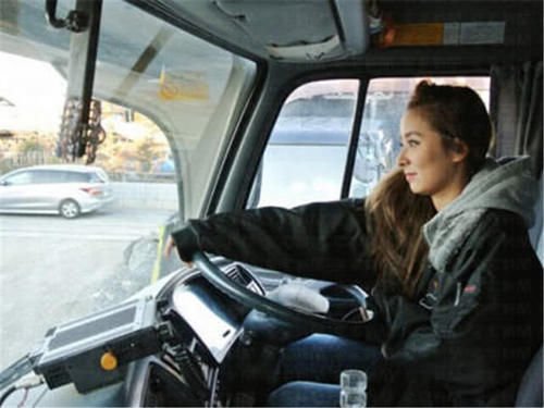 无人区的女卡车司机，若不是因为孩子，一个女性会如此艰难的活着吗？