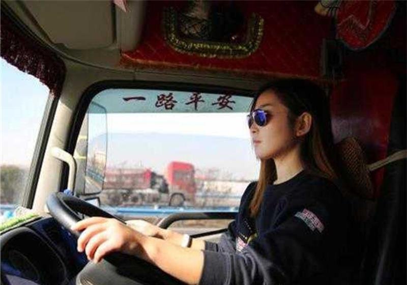 无人区的女卡车司机，若不是因为孩子，一个女性会如此艰难的活着吗？