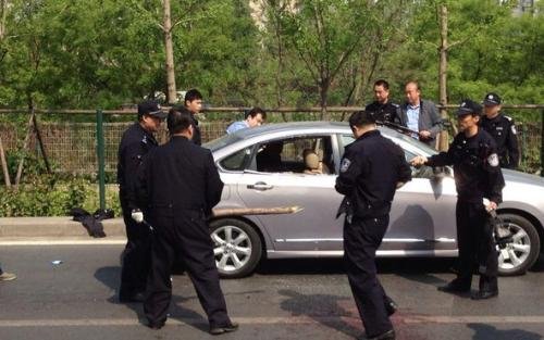 山西撞击行凶者的司机获奖两万元，已被认定见义勇为，他是否值得这一称号？