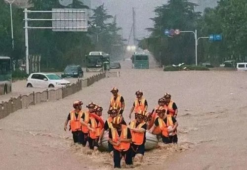 河北一男子在暴雨中入睡，面对着残酷的现实，我们又该如何承受？