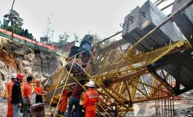 重庆一大桥发生了塔吊倒塌事故，有人员受伤，施工方应该承担什么责任呢？