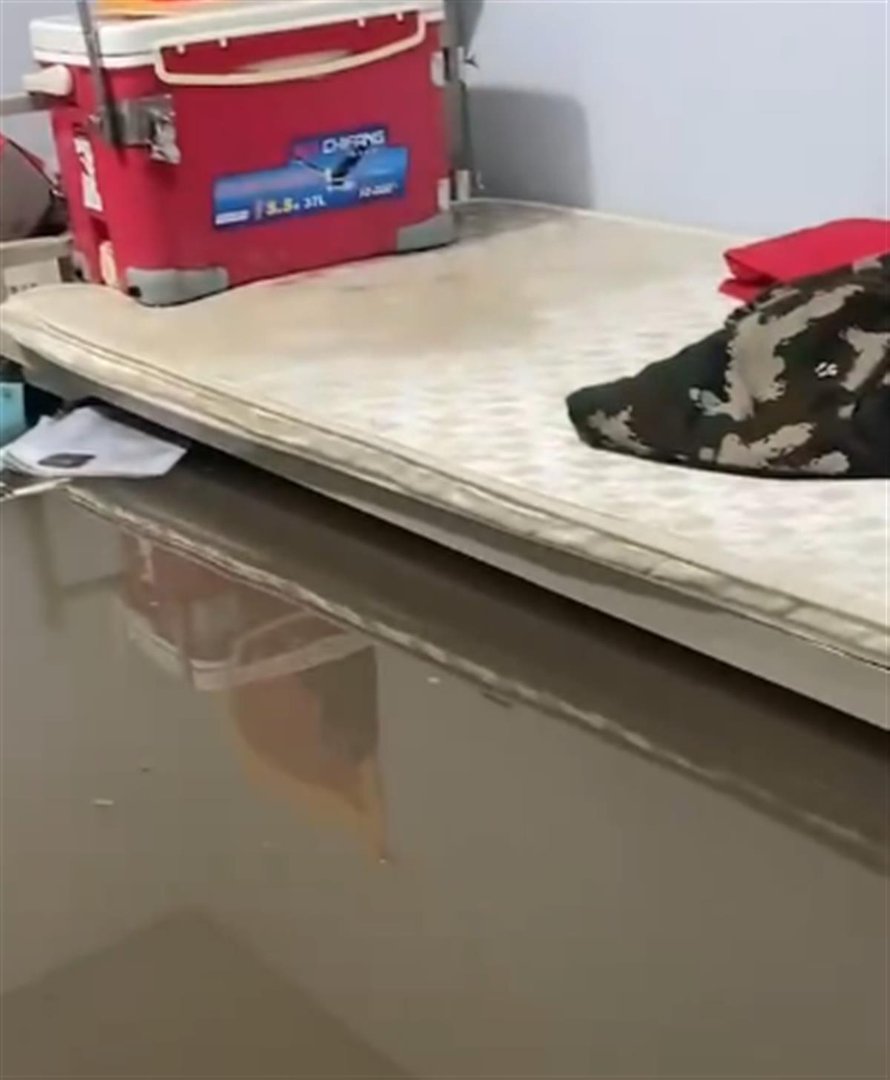 河北一男子在暴雨中入睡，面对着残酷的现实，我们又该如何承受？