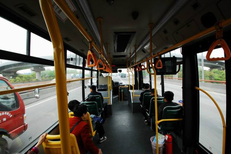 坐在公交车最后一排是一种怎样的体验？