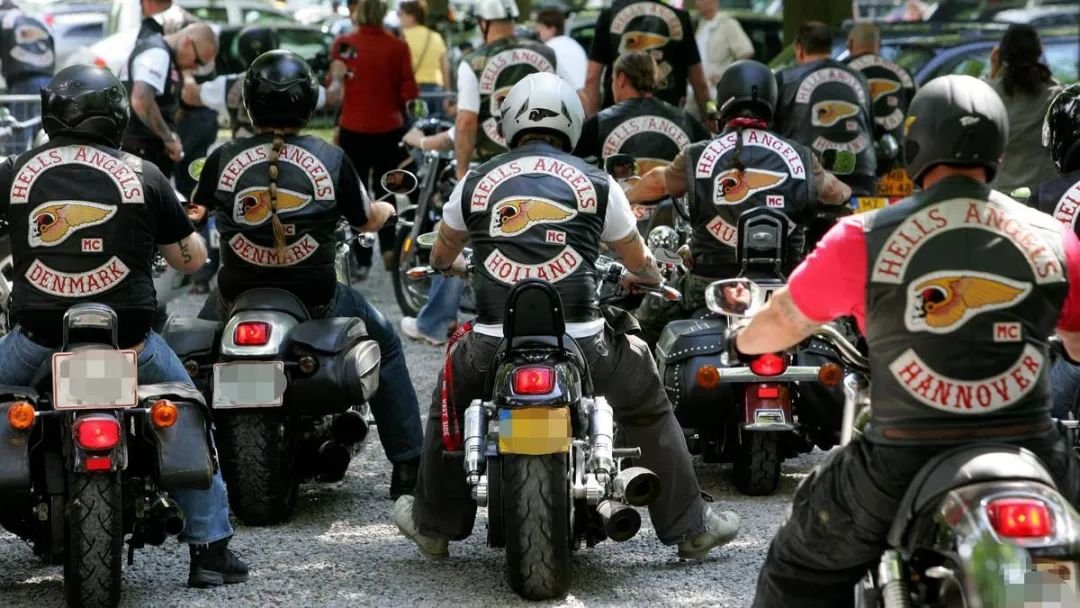 德国街头有两大派上演百人激战，双方究竟是因何起的争执？