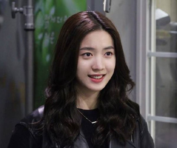 刘花英上衣滑落gif 被施了魔咒的女人