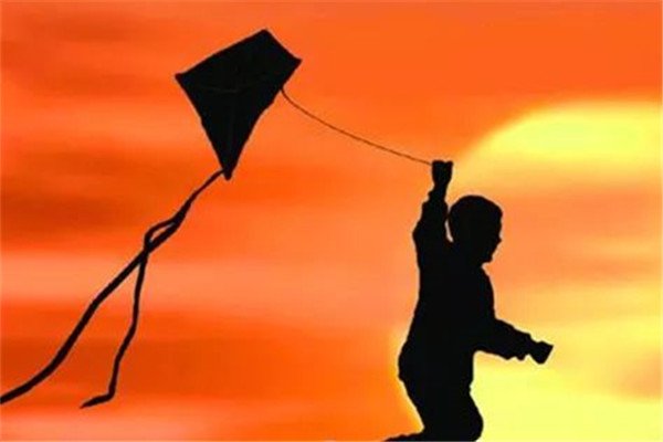 《追风筝的人》中的“风筝”究竟有何隐喻？