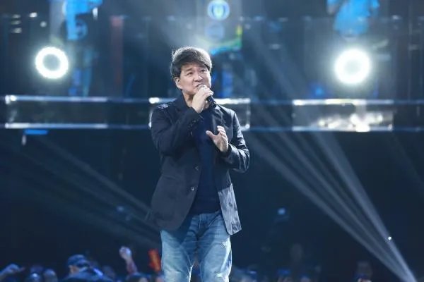 周华健的一首歌，有一句歌词是“爱到尽头覆水难收，爱悠悠恨悠悠。”是什么歌？