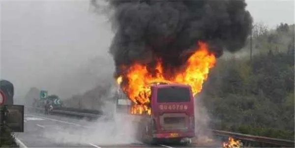 贵州毕节两车追尾起火致7人身亡,灾难到底是怎么发生的?