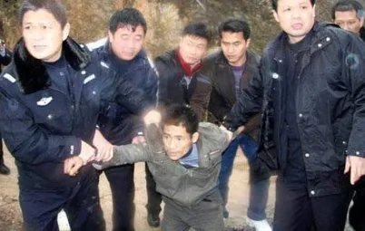 云南一嫌犯戴手铐脱逃,该名嫌犯是谁,有何特征?