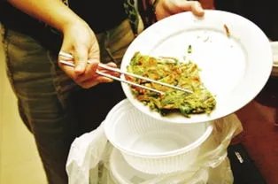 长春一饭店把剩菜给下桌顾客吃，剩菜中容易滋生哪些病毒？