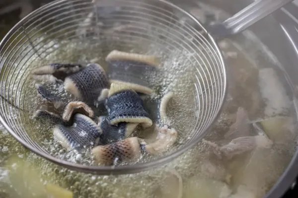 民警吃野味喝茅台不付钱?饭店起诉被驳回!驳回的理由是什么?